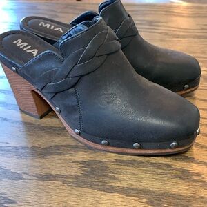 MIA clogs